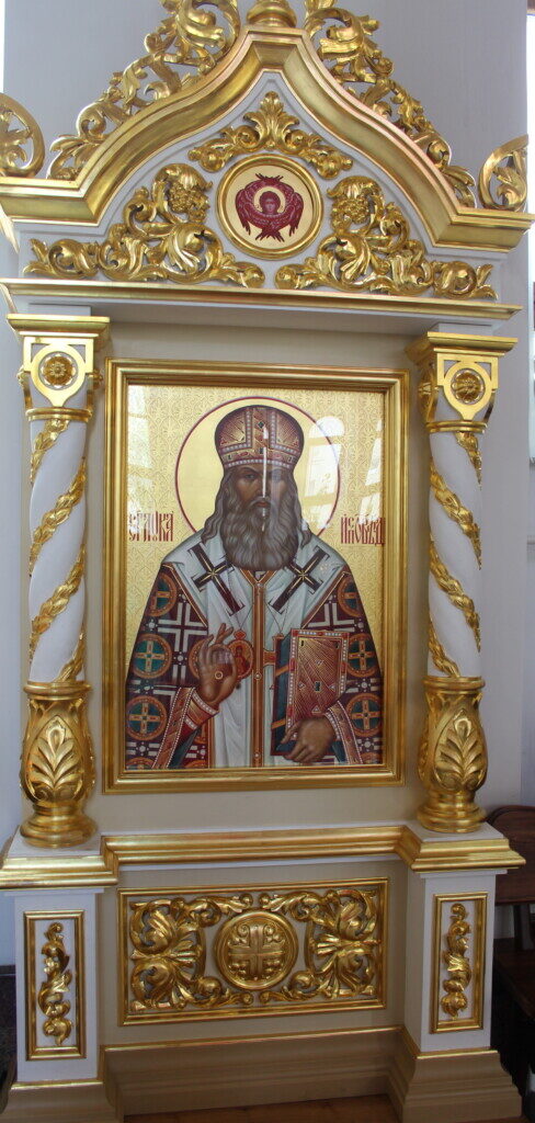 Икона-святителя-Луки-Крымского-в-киоте-488x1024.jpg
